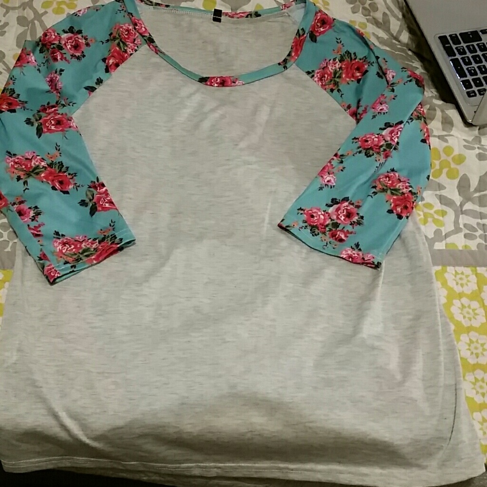 Floral sleeve baseball tee 🌼🏵🌸💙